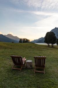 席尔瓦普拉纳贝拉维斯塔酒店的山地两把椅子和一张桌子