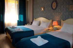 第比利斯纽麦泰基酒店的酒店客房,配有两张带毛巾的床