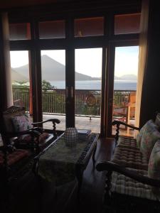 特尔纳特岛马雷塞别墅酒店的客厅设有桌子和大窗户