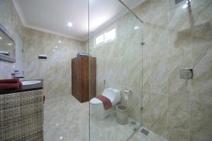 吉利美诺吉利梅诺魔度假酒店的一间带卫生间和玻璃淋浴间的浴室