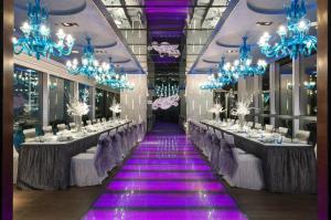 香港香港铜锣湾皇冠假日酒店的宴会厅配有长桌和蓝色吊灯