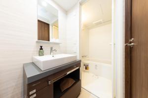 札幌Hotel Classe Stay Sapporo的浴室设有白色水槽和镜子