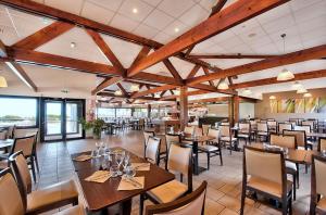 阿尔宗Village Club Kerlannic的用餐室配有木桌和椅子
