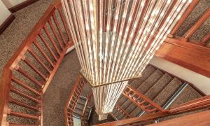 布拉克内尔科比德比奇酒店的木制螺旋楼梯,配有大吊灯