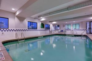 巴达维亚巴达维亚拉金塔酒店及套房的大楼内的一个蓝色海水游泳池