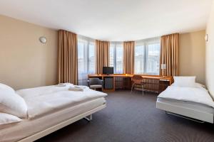 日内瓦日内瓦科纳温酒店的酒店客房配有两张床和一张书桌