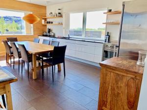 LaugarasBrún的厨房配有木桌和椅子