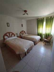 拉斯卡弗里亚拉斯卡弗里亚萨其拉公寓的酒店客房,配有两张床和椅子