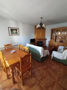 拉斯卡弗里亚拉斯卡弗里亚萨其拉公寓的客厅配有桌子、床和沙发