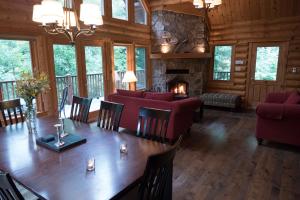 LabelleChalet Mont Tremblant Luxury Lodge的一间带桌子和壁炉的用餐室