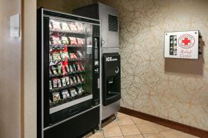 克拉尔维尔珊瑚村智选假日套房酒店的商店里出售食品和饮料的自动售货机