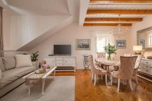 杜布罗夫尼克佩拉公寓及客房的客厅配有沙发和桌椅