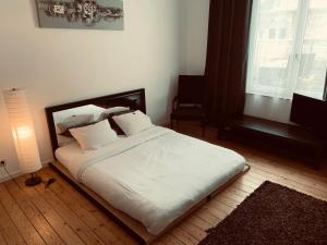 布鲁塞尔奇克科库恩住宿加早餐旅馆的一间卧室配有带白色床单和枕头的床。