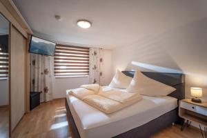 迈尔霍芬AlpenLiving的卧室配有一张白色大床