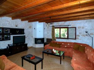 查加基恩Rouveli Villa with private garden and barbeque的客厅设有红色的沙发和壁炉