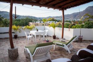 锡瓦塔塔内霍Canto del Mar Hotel - Zihuatanejo - Suites con Cocina的享有美景的庭院配有桌椅。