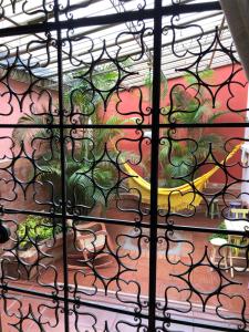 波哥大Casa Morisca/Moorish House的墙上挂着一幅画作的玻璃门