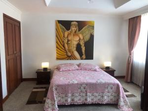 波哥大Casa Morisca/Moorish House的一间卧室配有一张壁画床