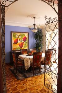 波哥大Casa Morisca/Moorish House的一间带桌椅的用餐室