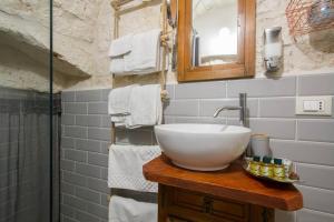 奥斯图尼A Casa di Rosy的浴室配有盥洗盆、镜子和毛巾