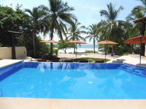 特隆戈内斯Casa de la Costa的享有海滩景致的游泳池