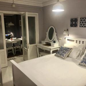 伊斯坦布尔Mehmet Bey Suites的一间卧室配有一张带镜子和桌子的床