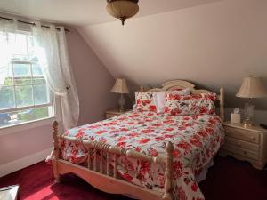 贝尼西亚贝尼西亚湾住所加早餐旅馆的一间卧室配有一张带红色和白色棉被的床