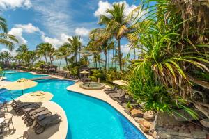 马塞约拉戈阿达安塔酒店的享有度假村游泳池的景致。