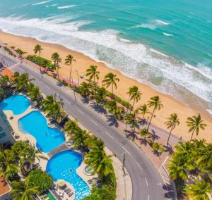 马塞约拉戈阿达安塔酒店的享有道路和海滩的空中景致