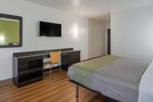 邓肯维尔达拉斯丹麦肯维尔6号汽车旅馆的酒店客房配有一张床、一张书桌和一台电视。