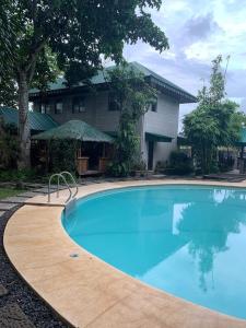 Pinagsanghan里奥度假酒店的大楼前的大型蓝色游泳池