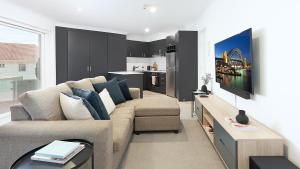 悉尼ULTIMATE BONDI LIVING的带沙发的客厅和厨房