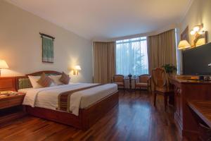 暹粒克马拉吴哥温泉酒店的配有一张床和一台平面电视的酒店客房