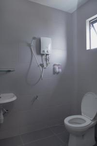 普特拉贾亚Hotel ali Imran的白色的浴室设有卫生间和水槽。