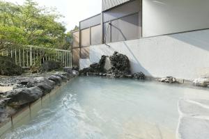 箱根拉库恩酒店的建筑物前的水池