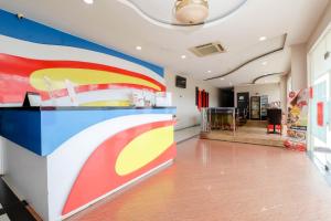 瑟古邦Blitz Hotel Batam Tanjung Uncang的大厅,建筑里设有色彩缤纷的墙壁