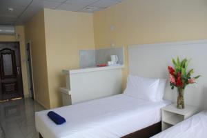 维拉港Central Bay Motel的酒店客房带两张床和一个花瓶