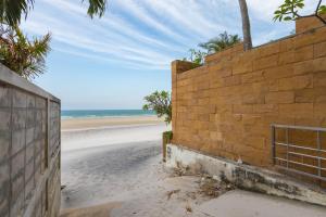华欣Rocco Hua Hin Beach Seaview的海边的砖墙