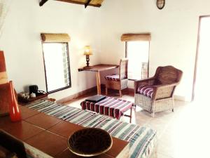 利隆圭Barefoot Lodge and Safaris - Malawi的客厅配有沙发、椅子和桌子