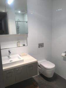 巴拉腊特Central apartment with stairs的白色的浴室设有卫生间和水槽。