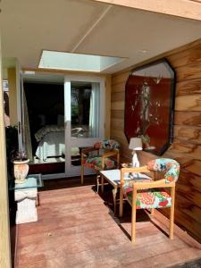 陶马鲁努伊Omaka Lodge的一间设有两把椅子、一张桌子和一张床的房间