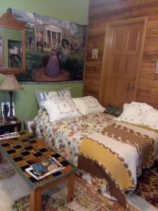 Scott Creek Farm客房内的一张或多张床位