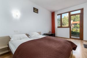 百乐费利克斯Vila Izvor的一间卧室设有一张大床和一个大窗户