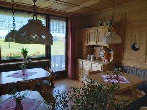 希蒂绍吉迪多纳住宿加早餐旅馆的厨房设有两张桌子和一扇窗户