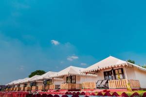 布什格尔Rawai Luxury Tents Pushkar的建筑物前的一排白色帐篷