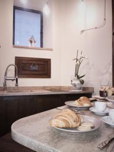 佩鲁贾Angolo Dei Priori - city center-的厨房在柜台上放两个面包盘