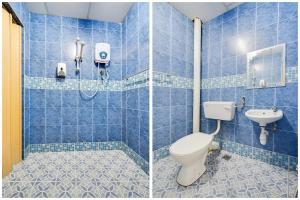 巴特沃思OYO 89461 Cp Hotel的蓝色瓷砖浴室设有卫生间和水槽