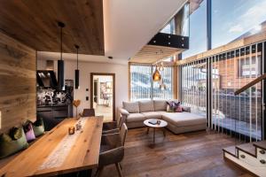 图克斯Chalet´s Alpenjuwel的客厅配有沙发和桌子