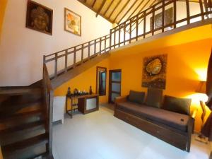 吉利特拉旺安拉古纳吉利酒店的带沙发和楼梯的客厅