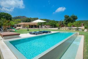 埃尔波特Owl Booking Villa La Rafal - Luxury Retreat with Mountain Views的庭院里的一个蓝色海水游泳池
